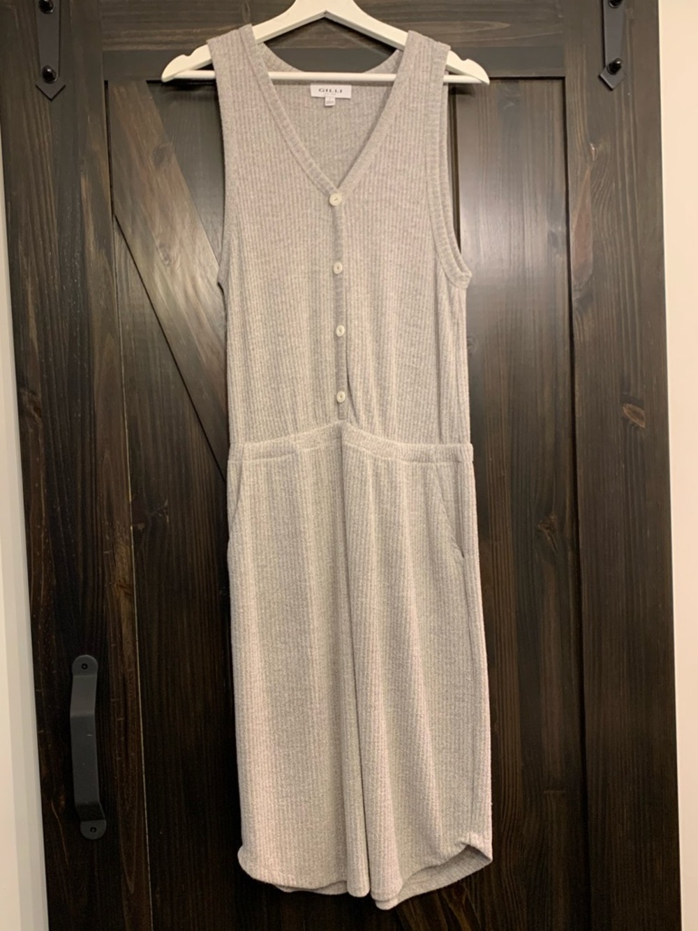 Gilli Light Gray Sleeveless V-Neck Midi Knit Dress